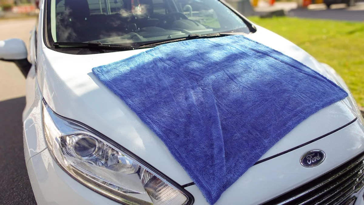 Thersines duk är riktigt stor och täcker hela motorhuven på en mellanstor bil